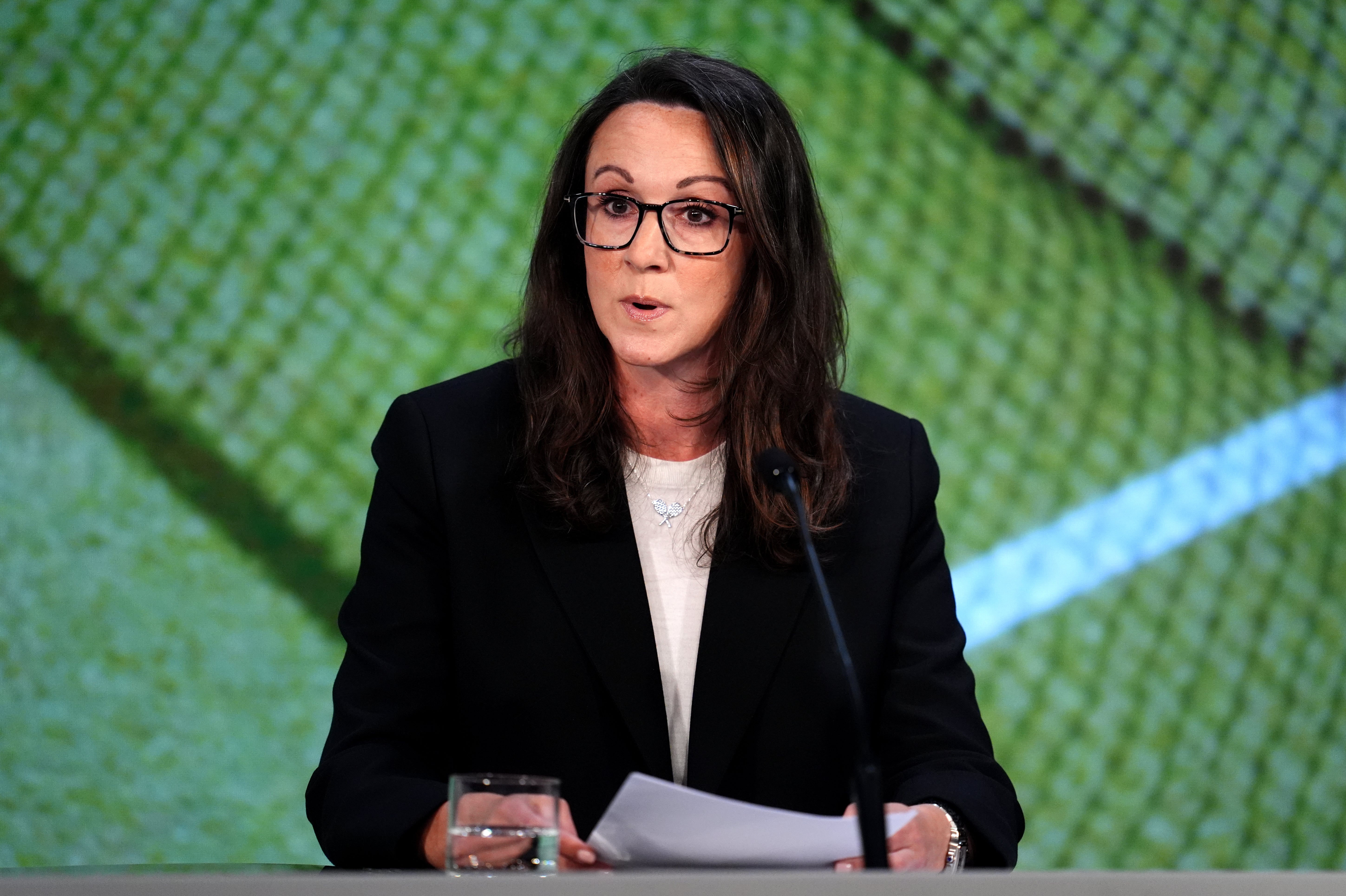 Sally Bolton animó a los aficionados a mantenerse hidratados