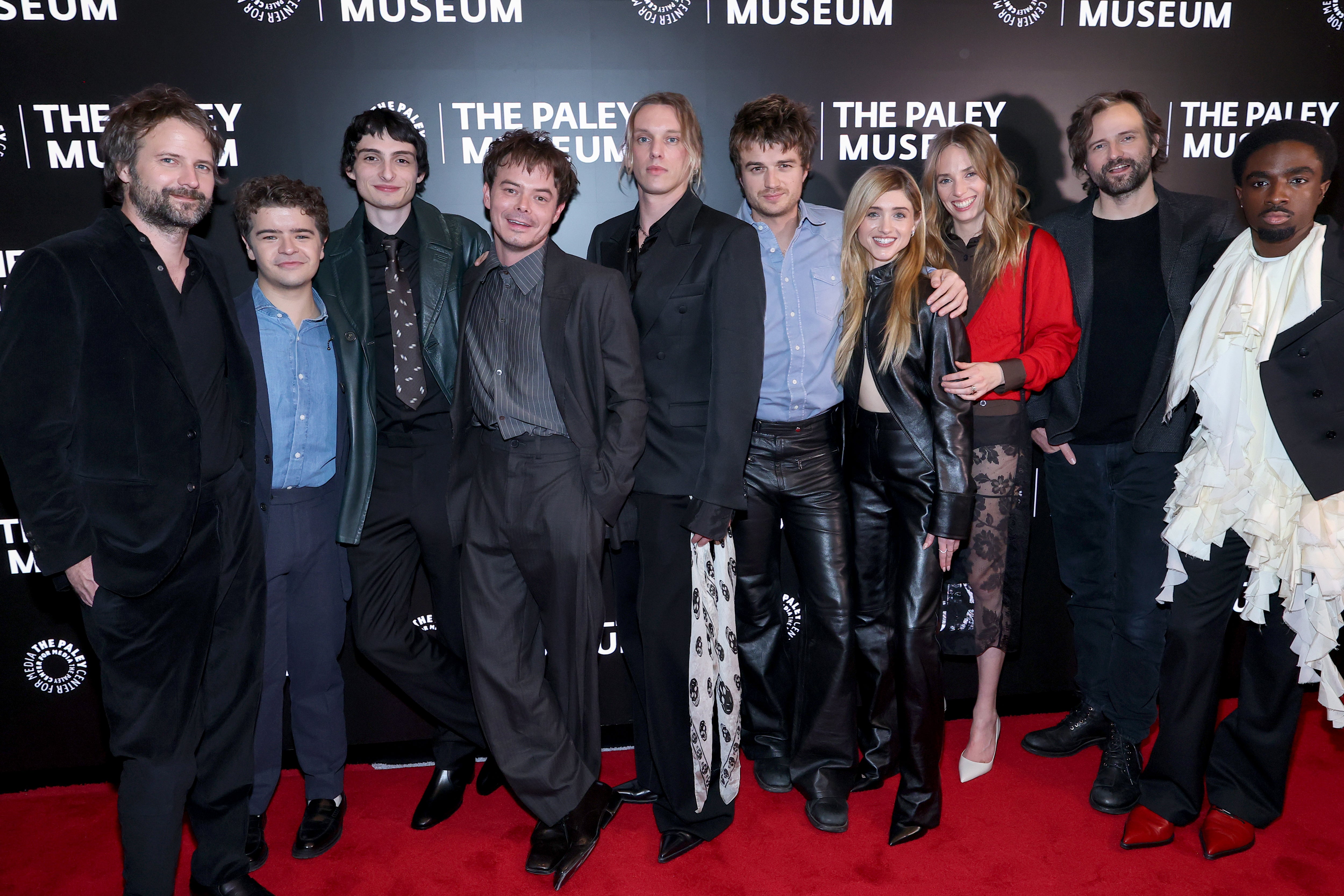 El elenco y el equipo creativo de ‘Stranger Things’, fotografiados en diciembre