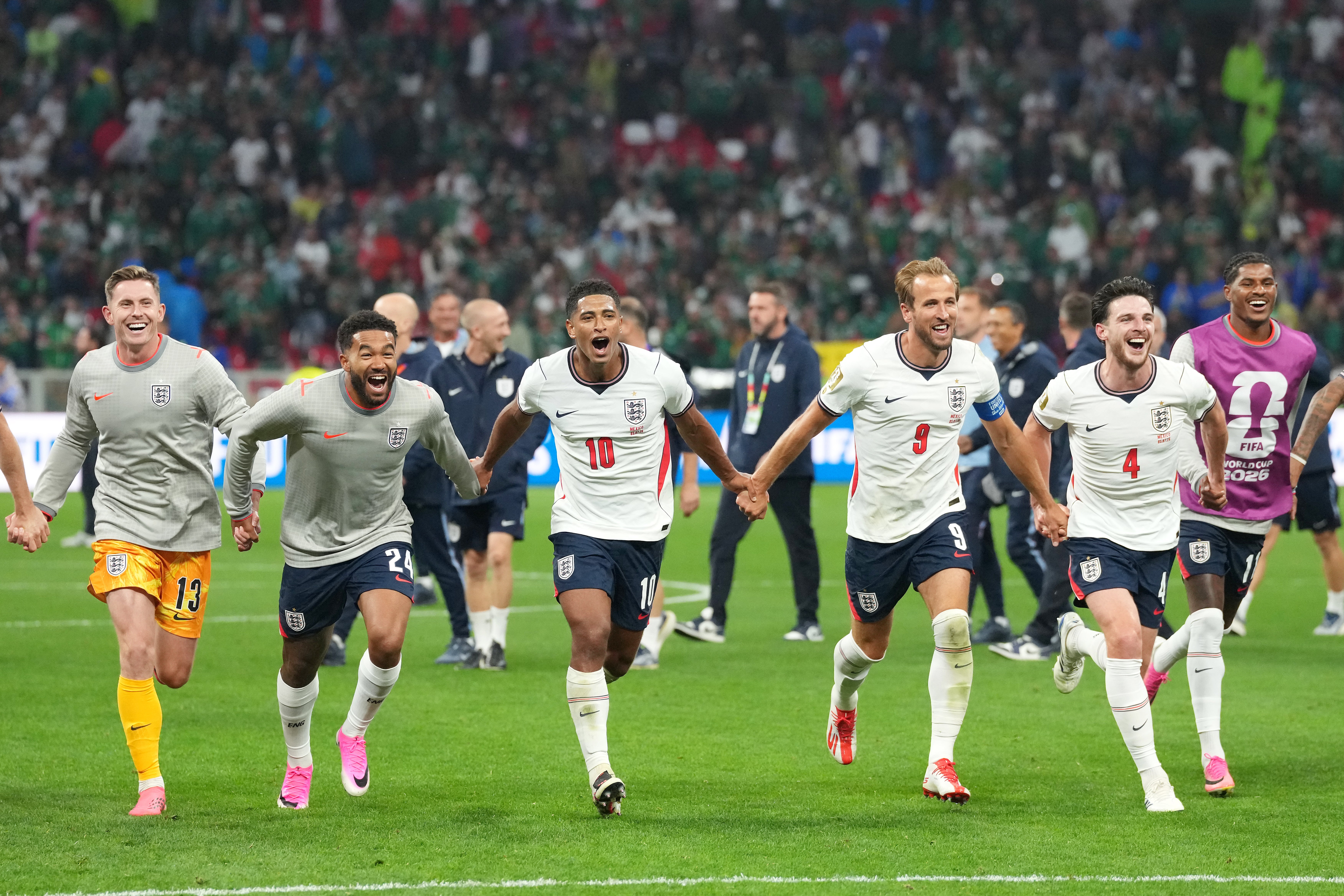 <p>Harry Kane (tercero por la derecha), Jude Bellingham (en el centro a la izquierda) y sus compañeros de la selección de Inglaterra celebran tras el partido de octavos de final de la Copa Mundial de la FIFA en el Estadio de la Ciudad de México, México (Nick Potts/PA)</p>