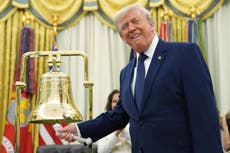 Trump toca campana de apertura de Wall Street, trata de vincular su presidencia a alzas bursátiles