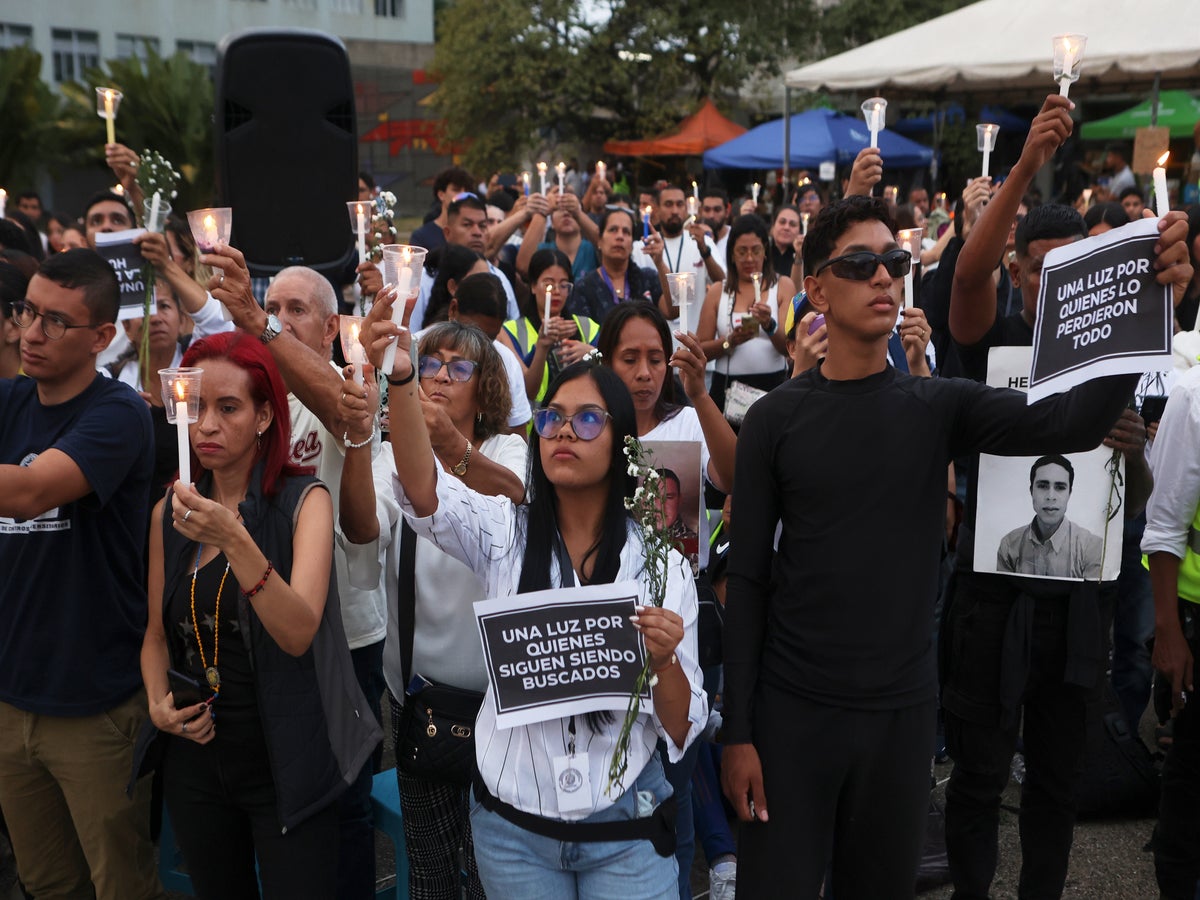 Al tiempo que termina rescate tras sismos, venezolanos se quedan solos para  recuperar a sus muertos | Independent Español