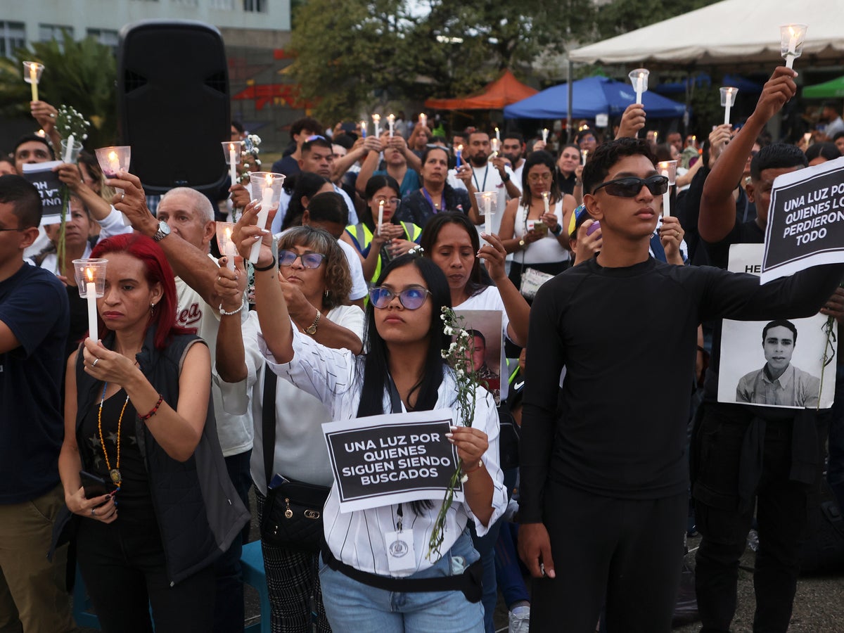 Al tiempo que termina rescate tras sismos, venezolanos se quedan solos para recuperar a sus muertos | Independent Español