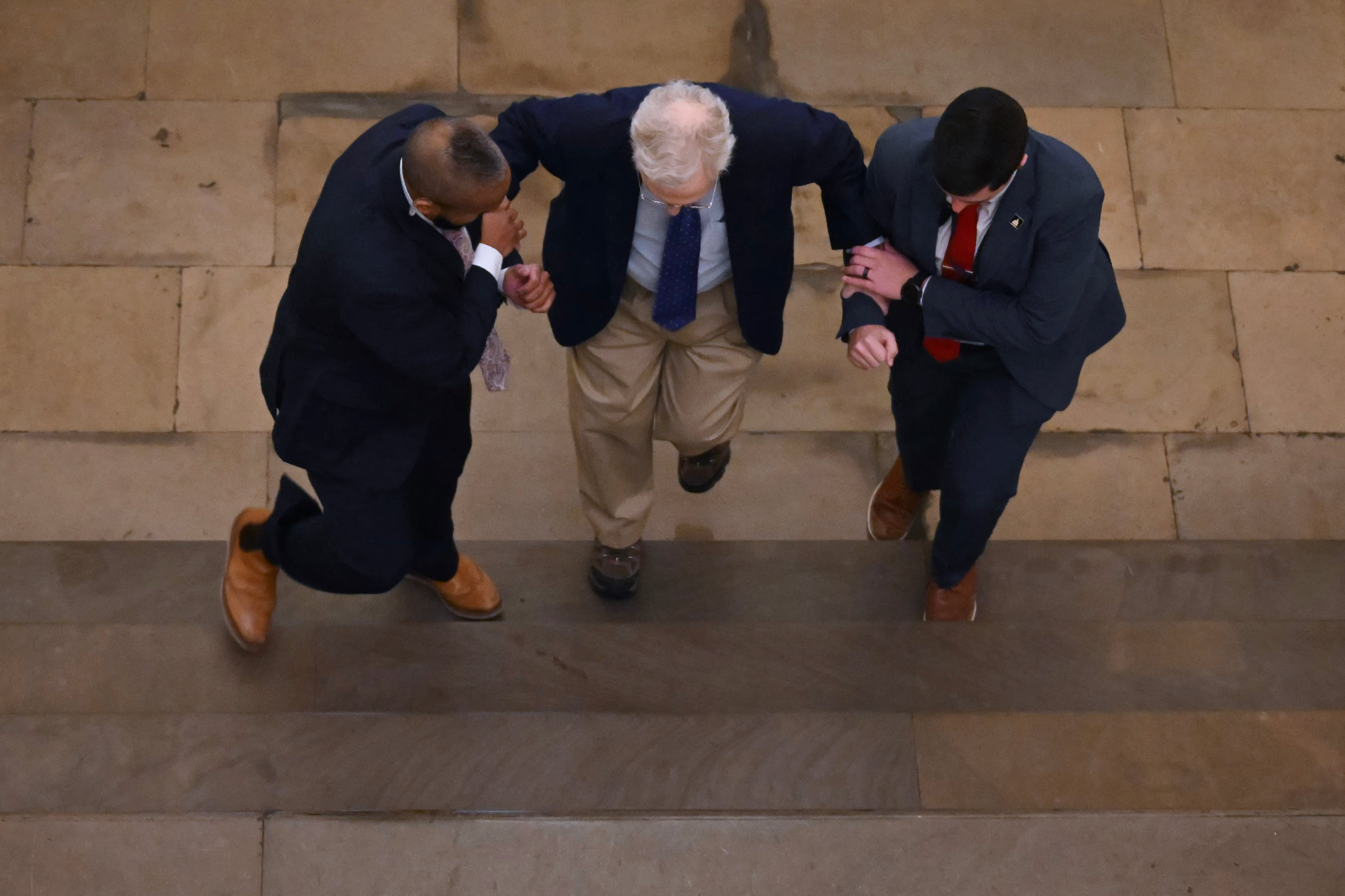 Mitch McConnell recibe ayuda para subir las escaleras al ingresar al Capitolio de Estados Unidos el 2 de febrero de 2026, en medio de un cierre parcial del gobierno