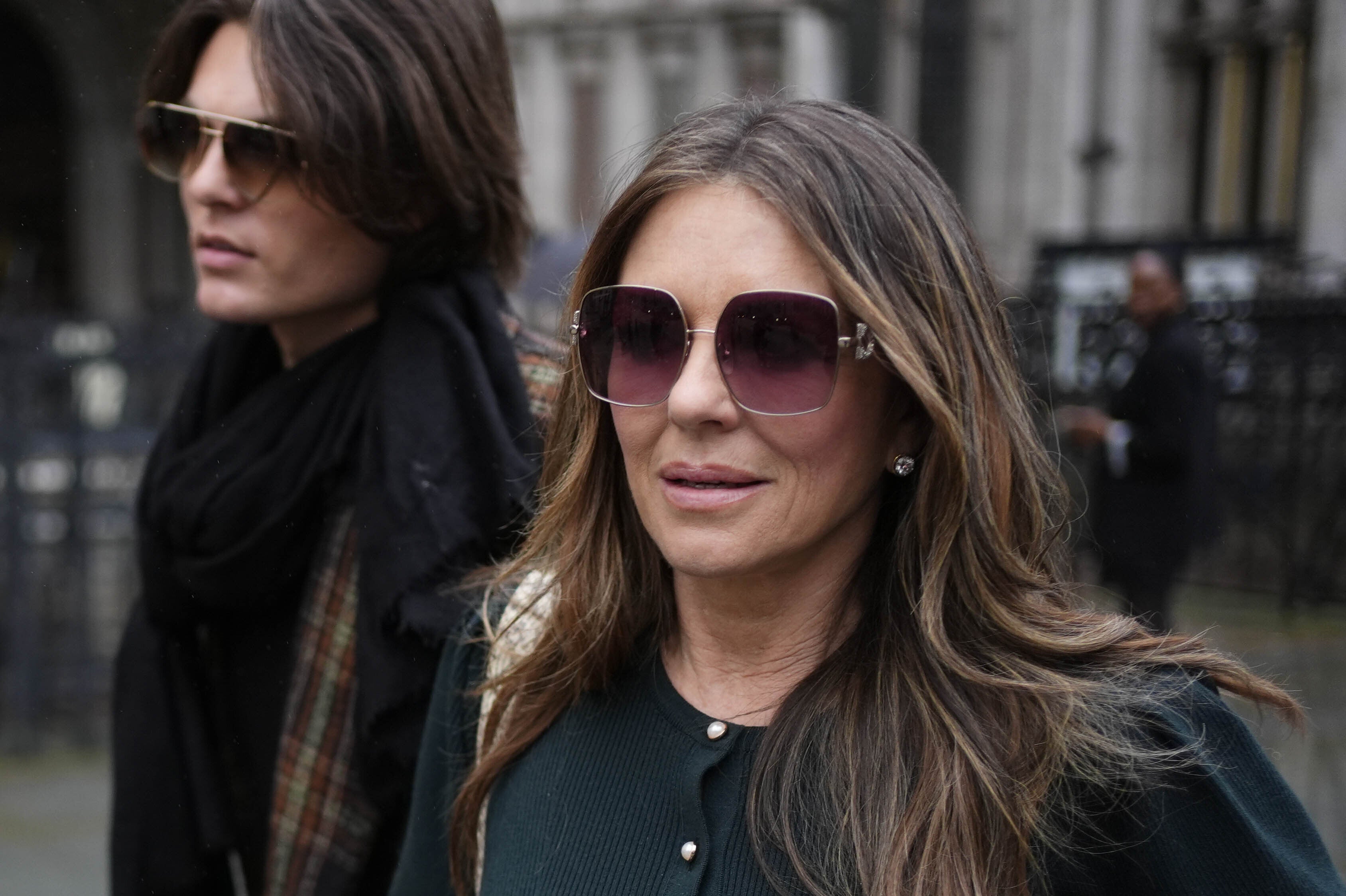 Elizabeth Hurley sale de los Reales Tribunales de Justicia junto a su hijo Damian durante el juicio