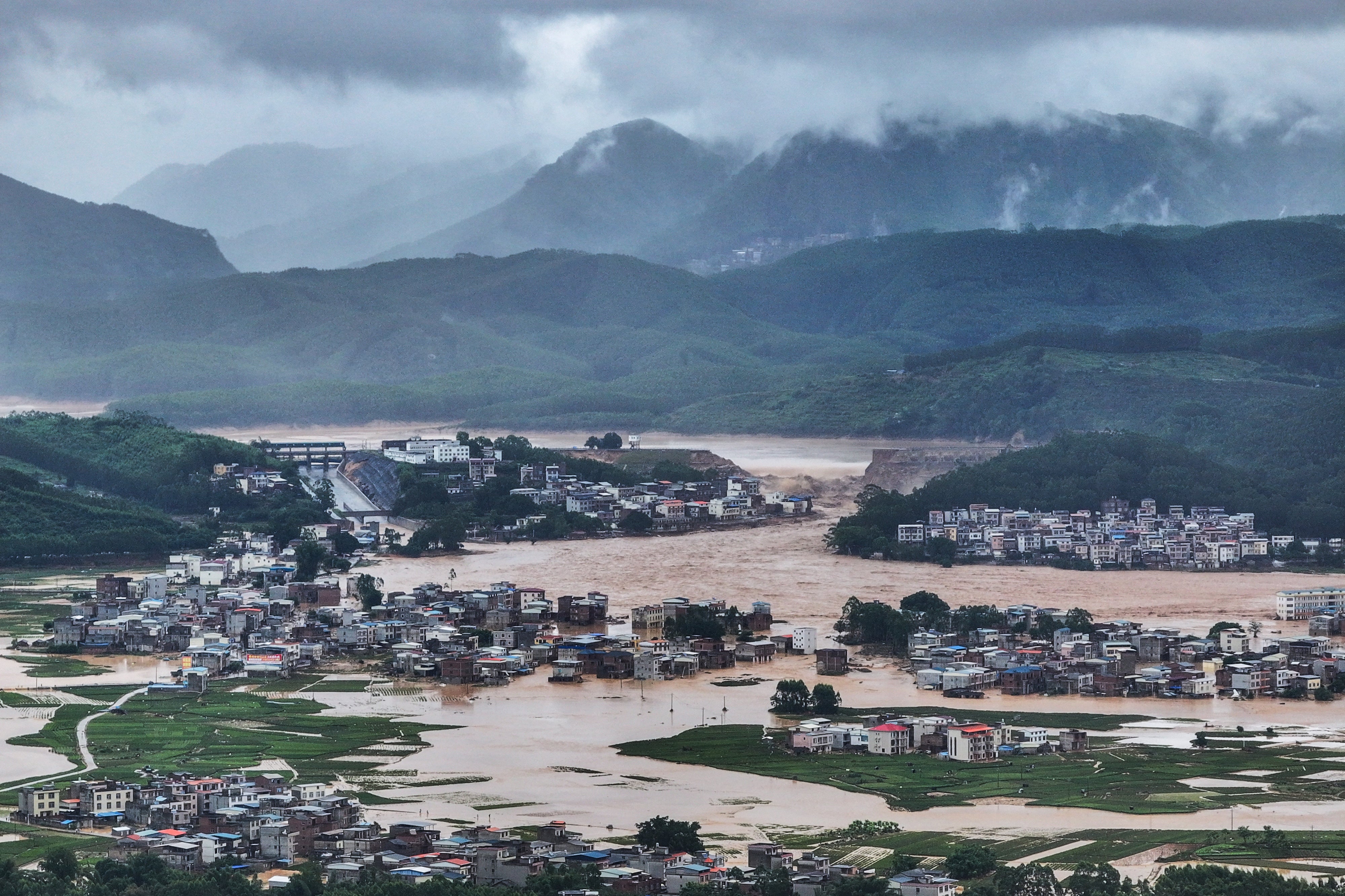 Pueblos inundados tras la rotura del dique del embalse de Liulan a causa de las fuertes lluvias en Hengzhou, Nanning