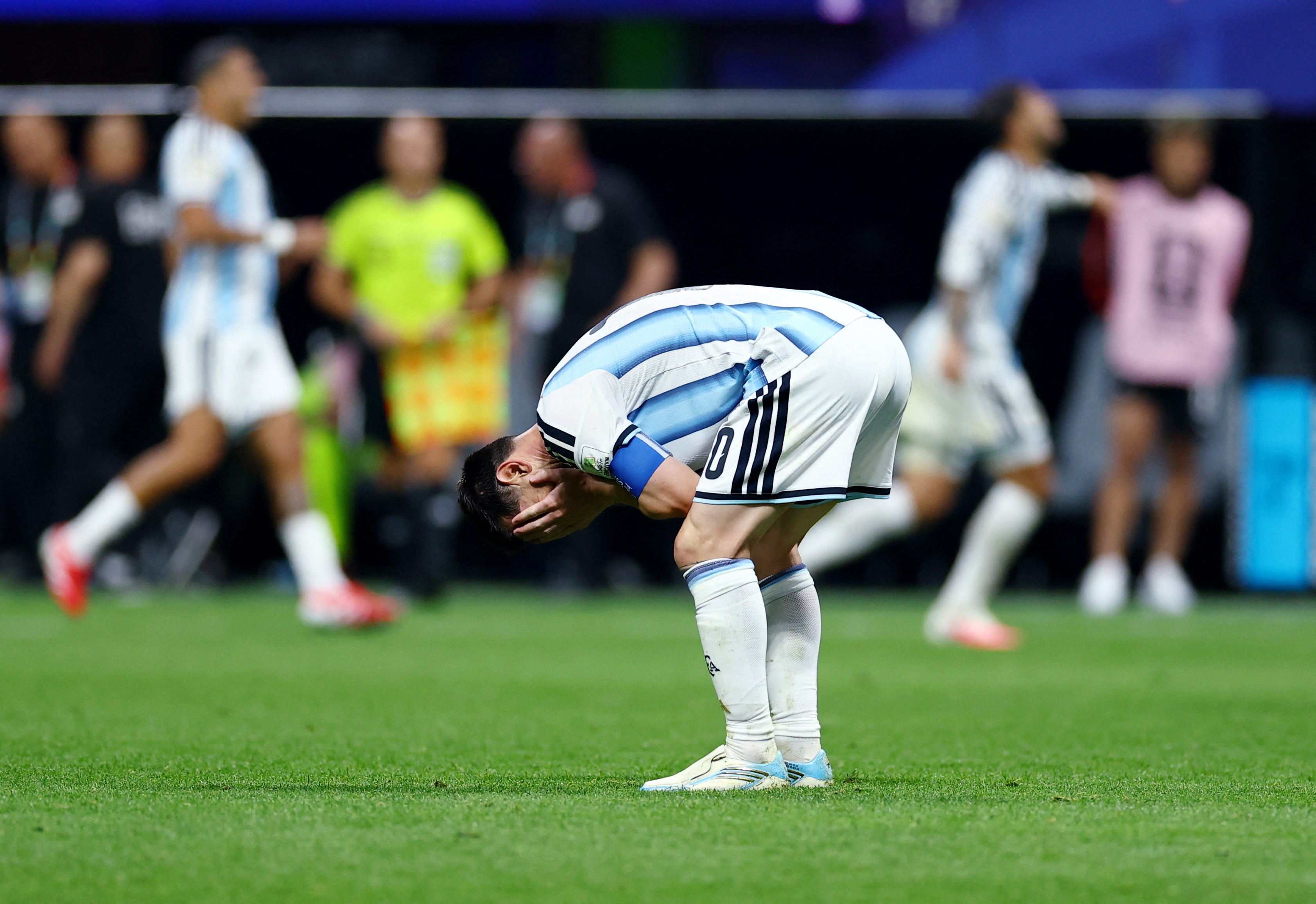 La emoción espontánea de Messi pronto dio paso a...
