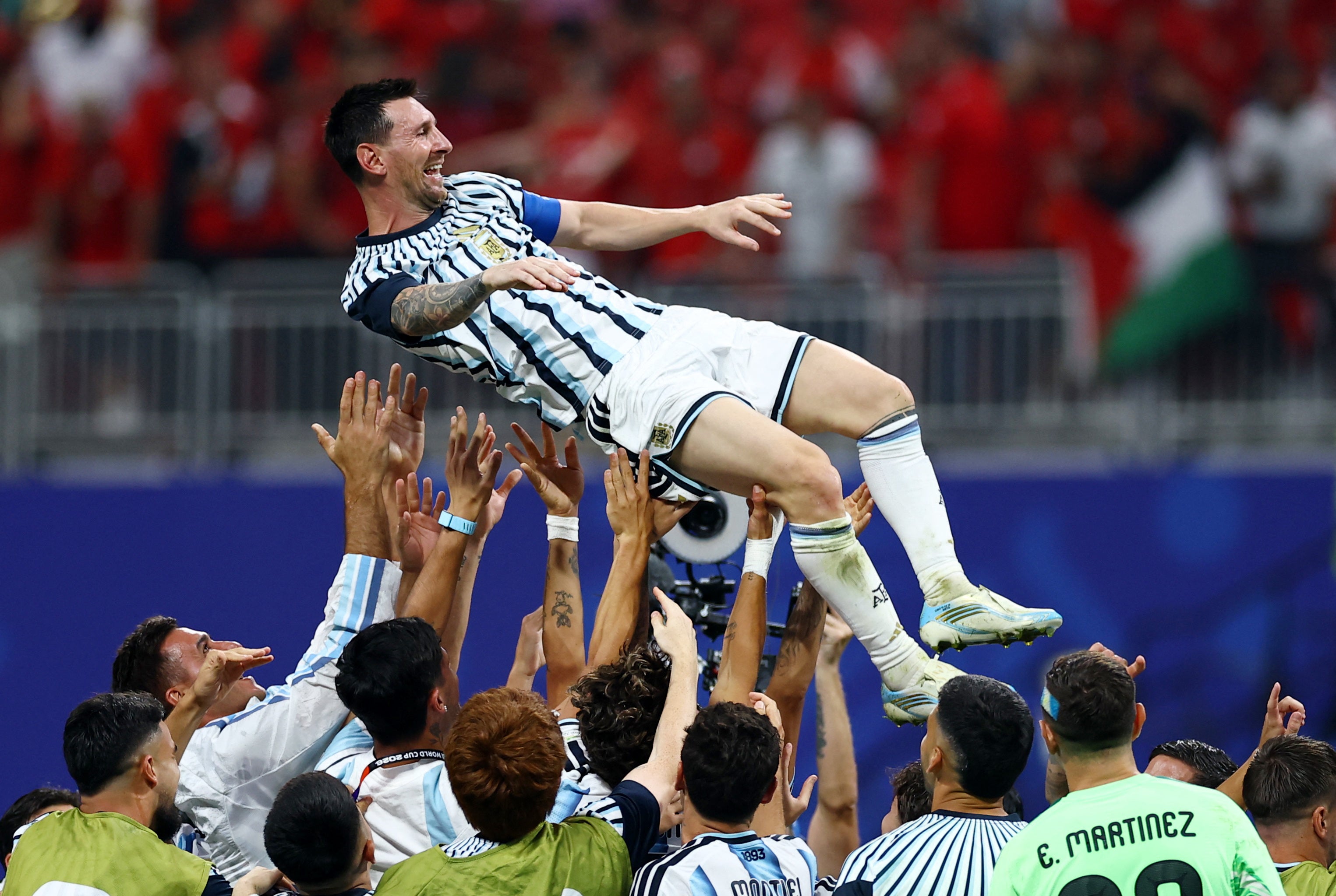 la alegría mientras sus compañeros de equipo lo lanzaban al aire