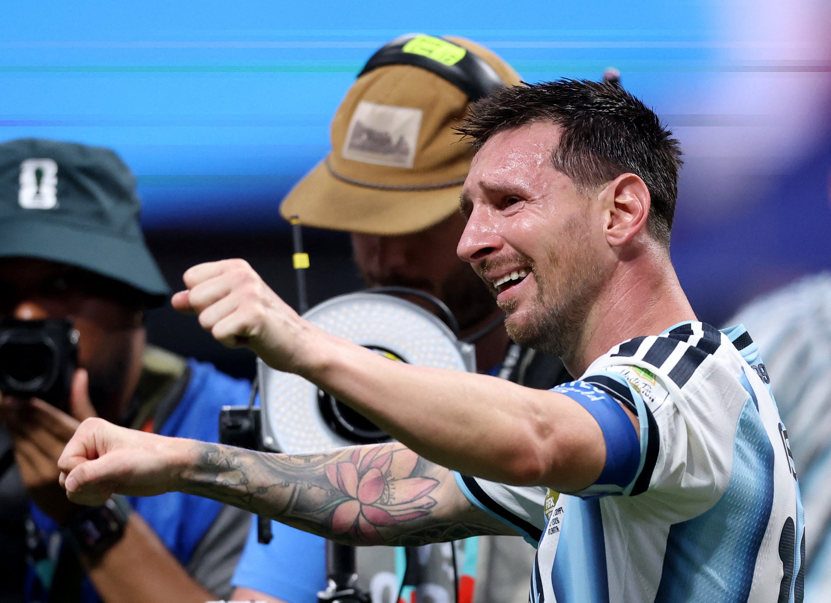 El ícono argentino terminó en lágrimas cuando su equipo remontó un 2-0 en contra para llevarse la victoria por 3-2