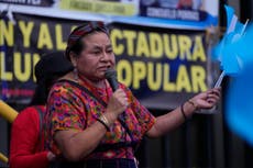 Premio Nobel de la Paz Rigoberta Menchú es homenajeada en Feria del Libro en Guatemala