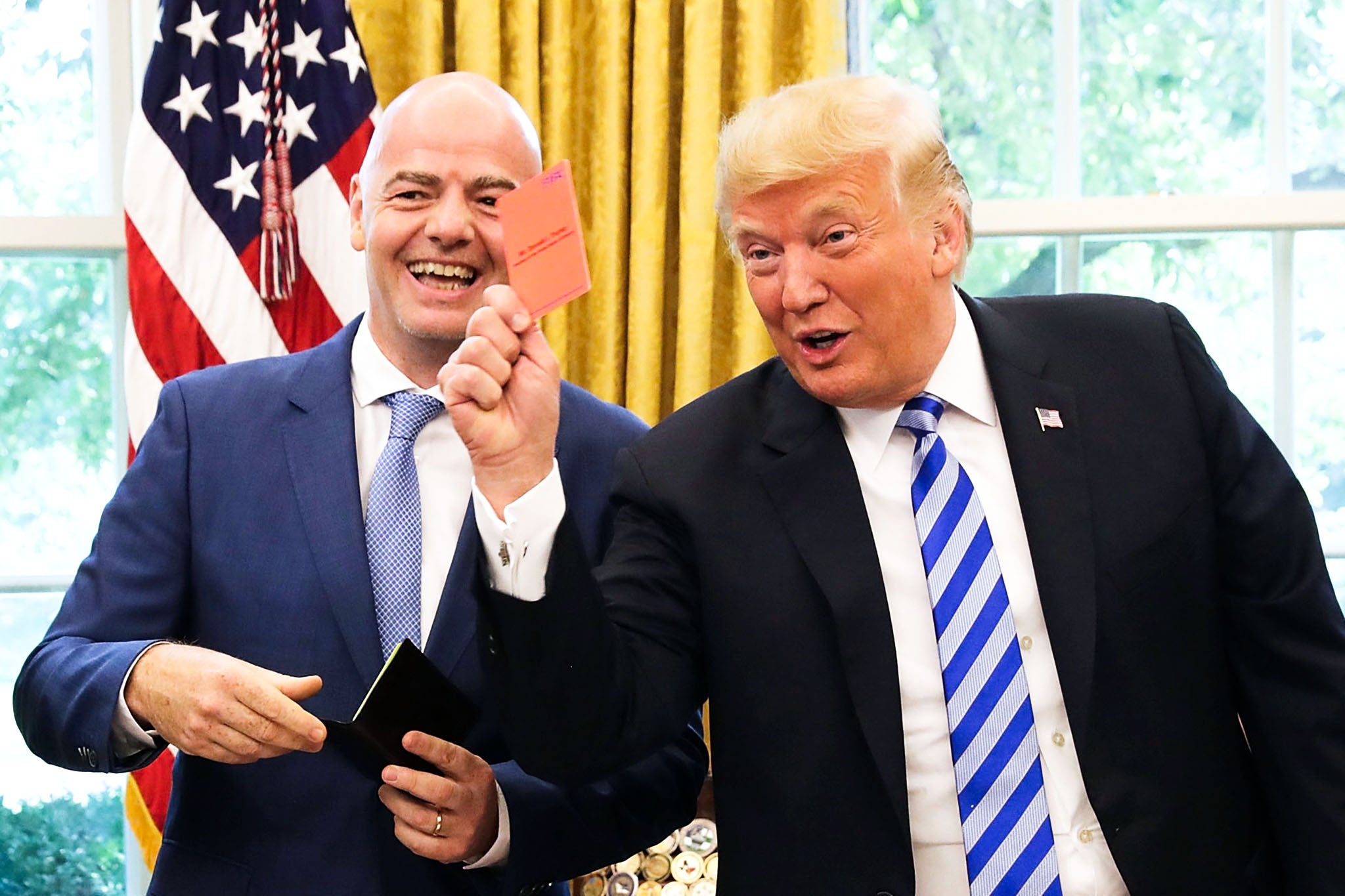Infantino entregó en tono de broma una tarjeta roja a Trump en el Despacho Oval durante el primer mandato del presidente estadounidense