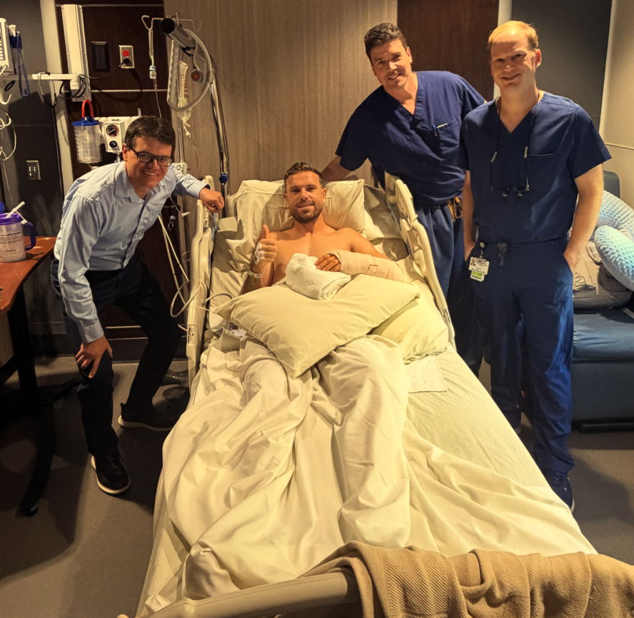 <p>Jordan Henderson, tras someterse a una intervención quirúrgica en el brazo derecho</p>