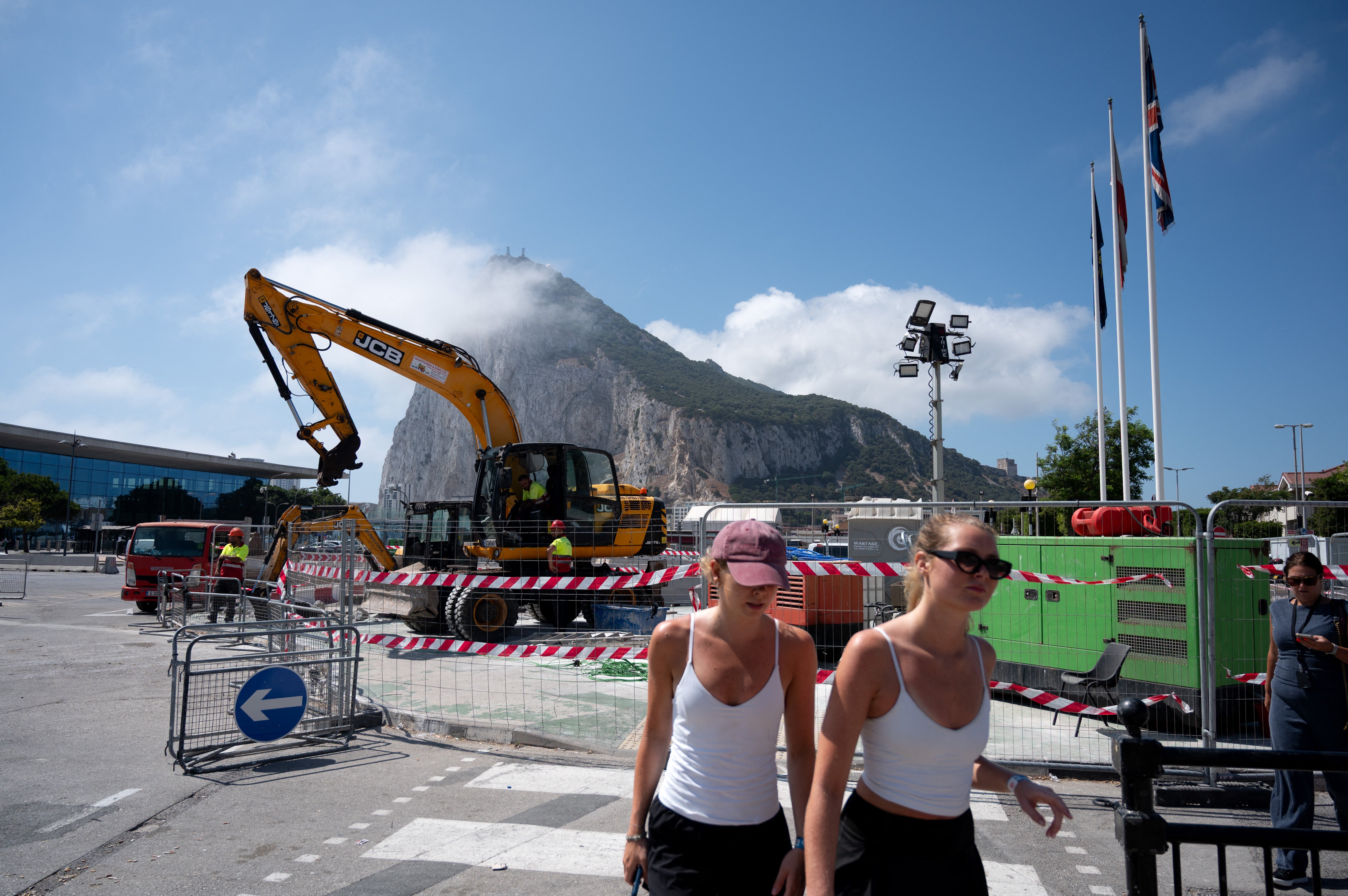 El Peñón de Gibraltar se observa al fondo mientras avanzan las obras para eliminar la frontera entre España y Gibraltar, en el territorio británico de Gibraltar, el 29 de junio de 2026