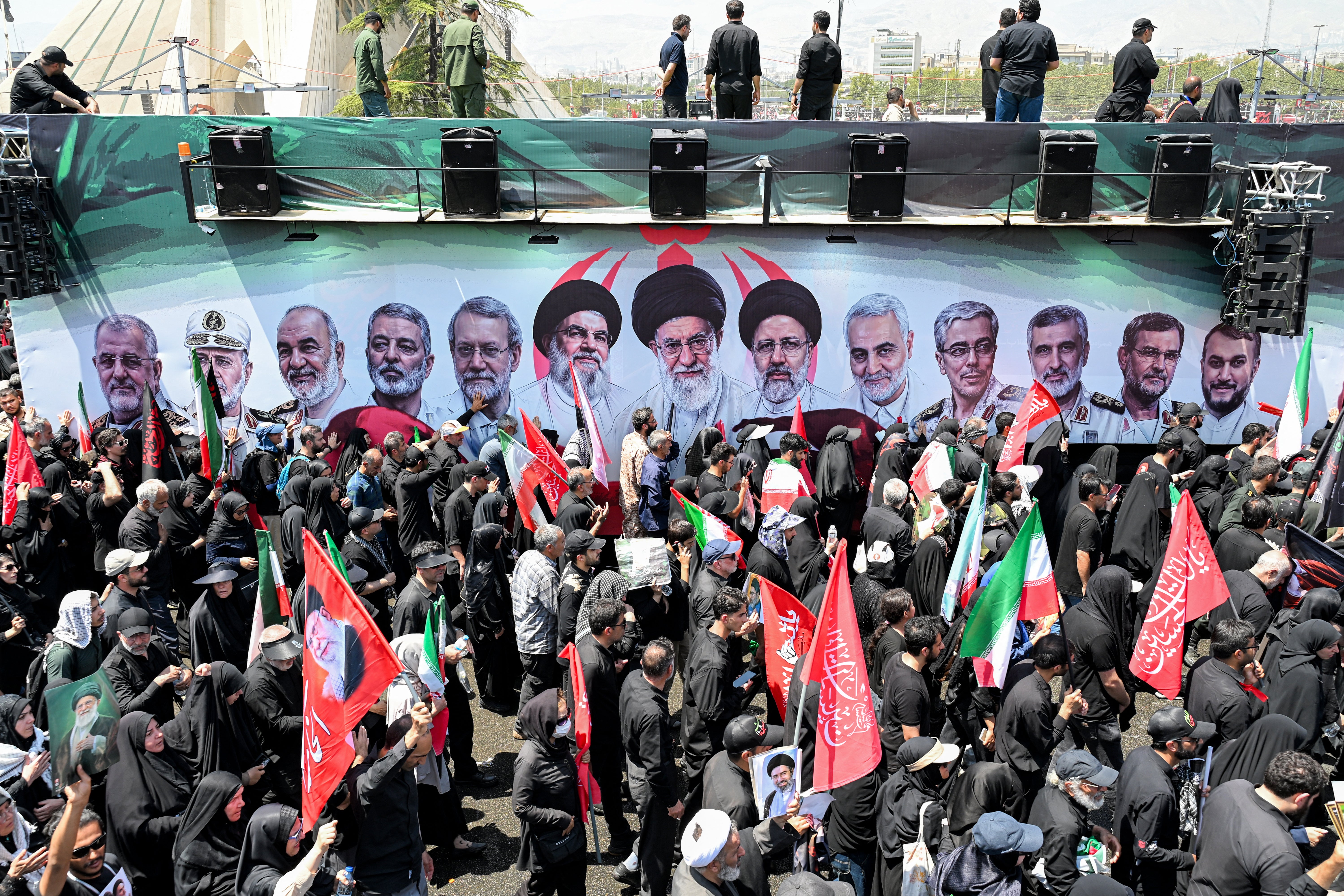 Los dolientes se reúnen alrededor de uno de los vehículos del cortejo fúnebre del líder supremo de Irán, Ali Jamenei, asesinado, en la Plaza Azadi de Teherán, el 6 de julio de 2026