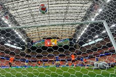 Por qué los balones del Mundial siempre vuelven al campo durante los partidos