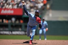 Dylan Cease pierde el juego sin hits en la novena, pero guía a Toronto a un 10-0