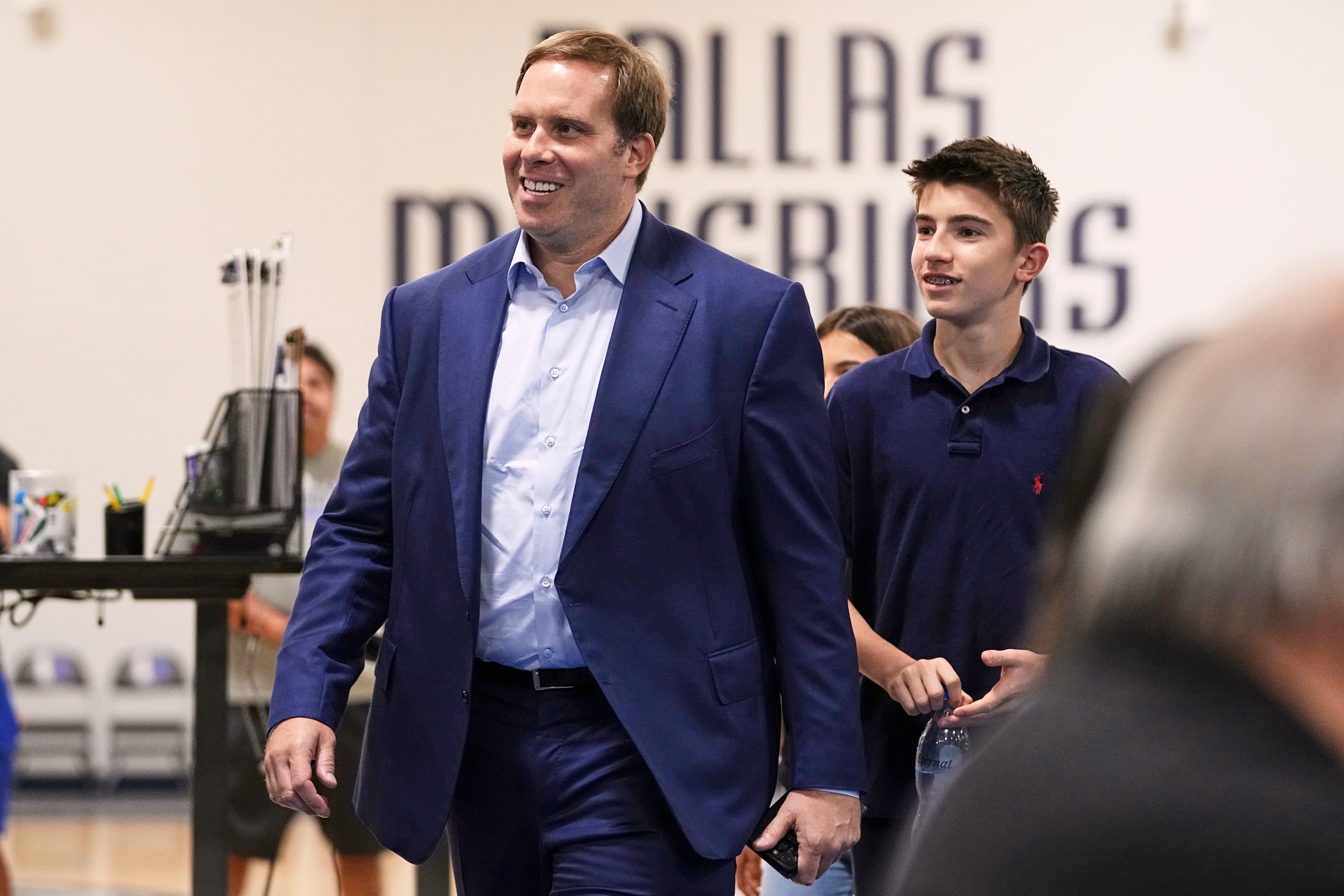Mark Cuban acusa a dueños de Mavericks de marginarlo en plan de nueva arena