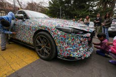 En Chile, un auto cubierto con 11.000 figuritas mantiene viva la fiebre del Mundial