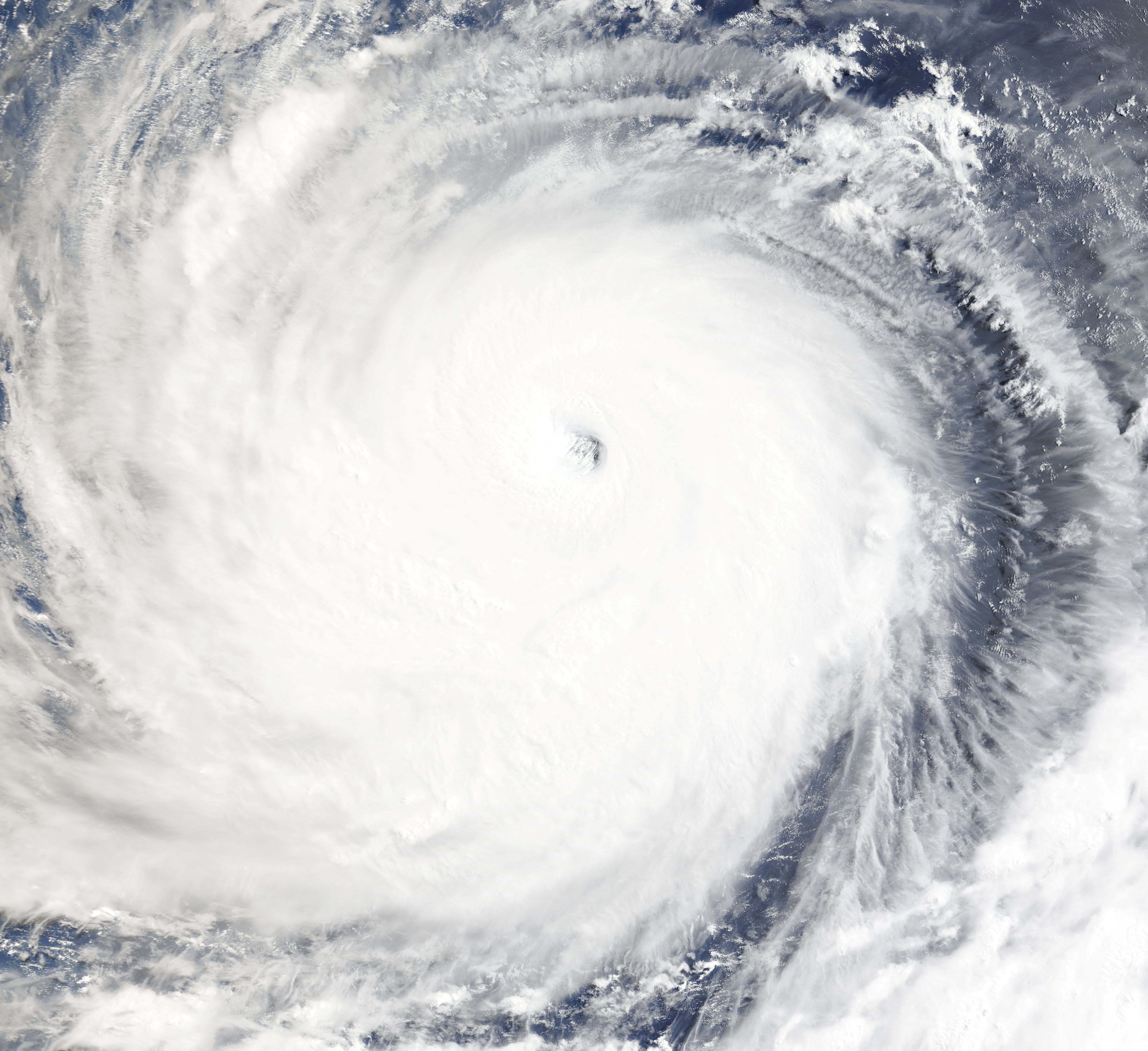 Una imagen satelital muestra al supertifón Bavi sobre el mar de Filipinas