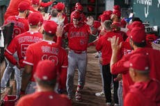 Trout pega jonrón en su regreso de la IL; Adell conecta 2 y Angels vencen 13-1 a Rangers