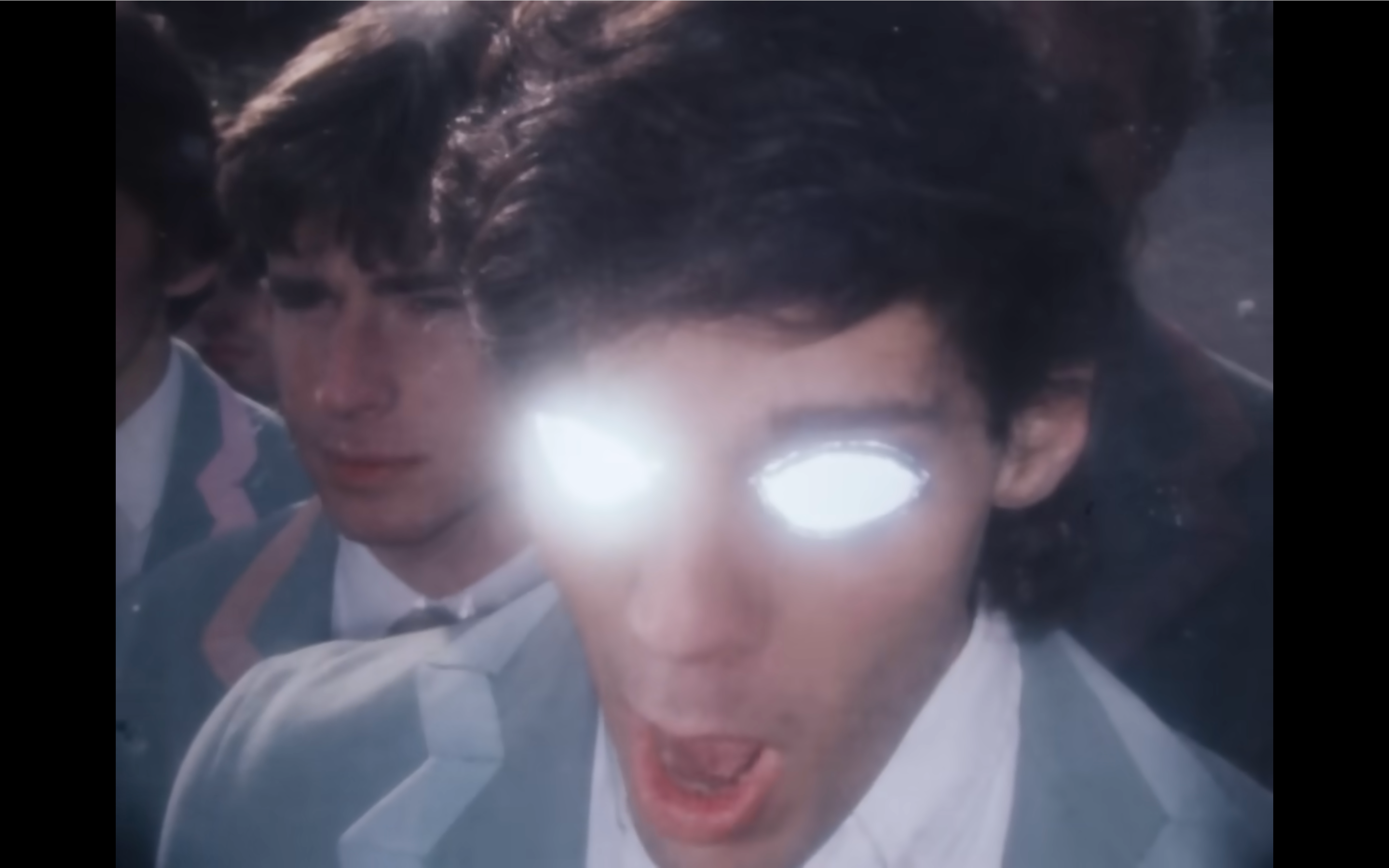 Un chico con los ojos brillantes —que, sin lugar a dudas, no es Gianfranco Zola— en el video de ‘Total Eclipse of the Heart’