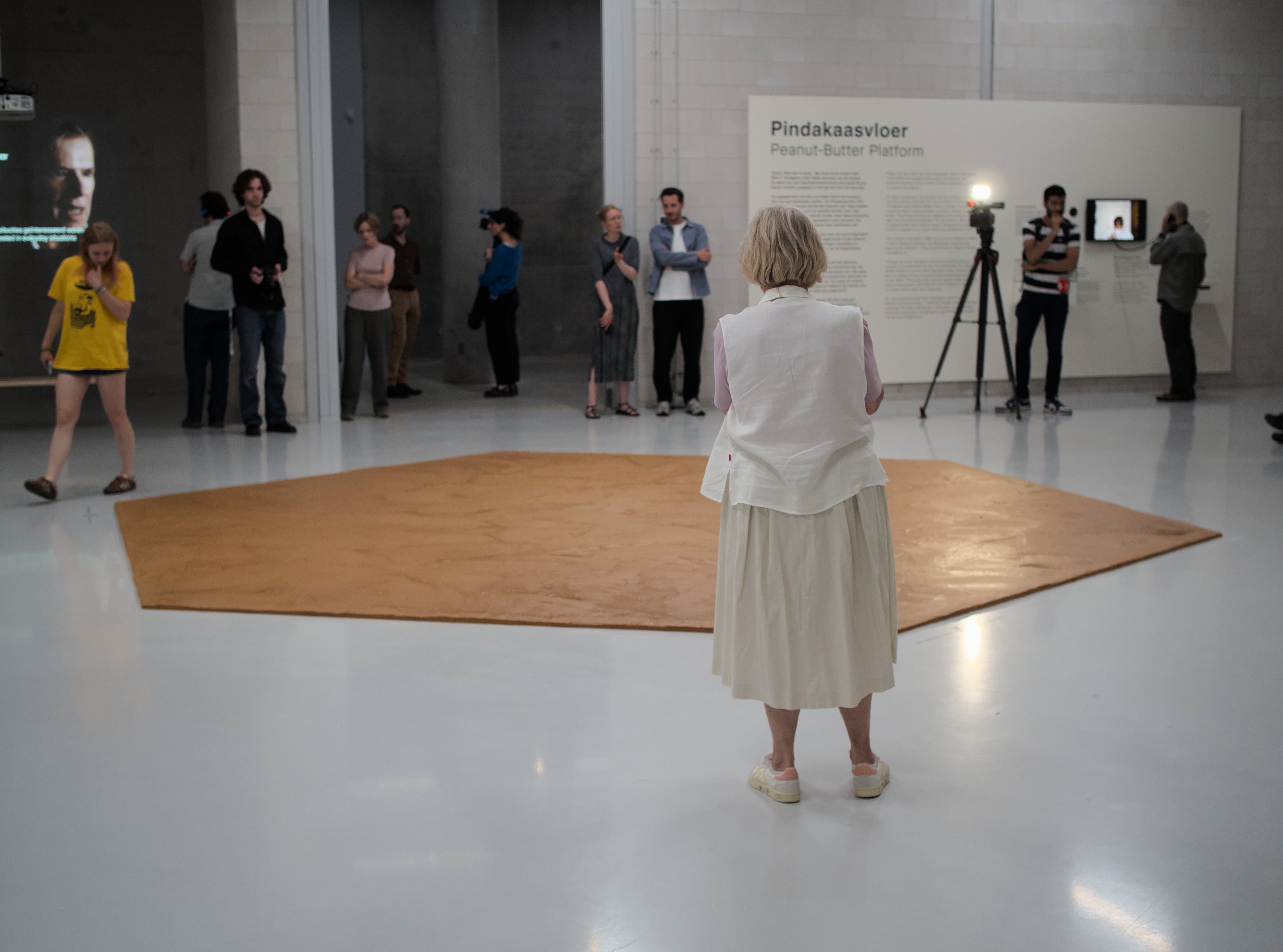 Suelo de mantequilla de maní vuelve a museo holandés en tributo a artista fallecido