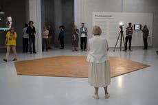 Suelo de mantequilla de maní vuelve a museo holandés en tributo a artista fallecido
