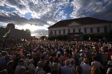 Aliados del expremier húngaro protestan contra planes para destituir al actual presidente