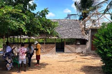 A medida que océanos cambian, mujeres de las costas de África crean nuevos medios de sustento