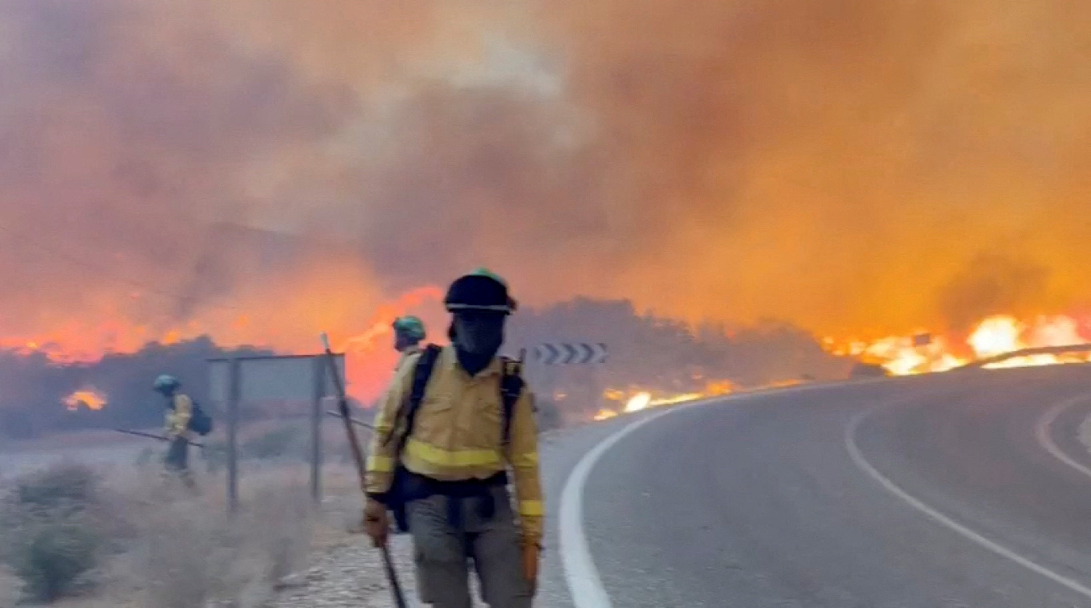 Un operativo con más de 150 bomberos continúa las labores para contener el incendio