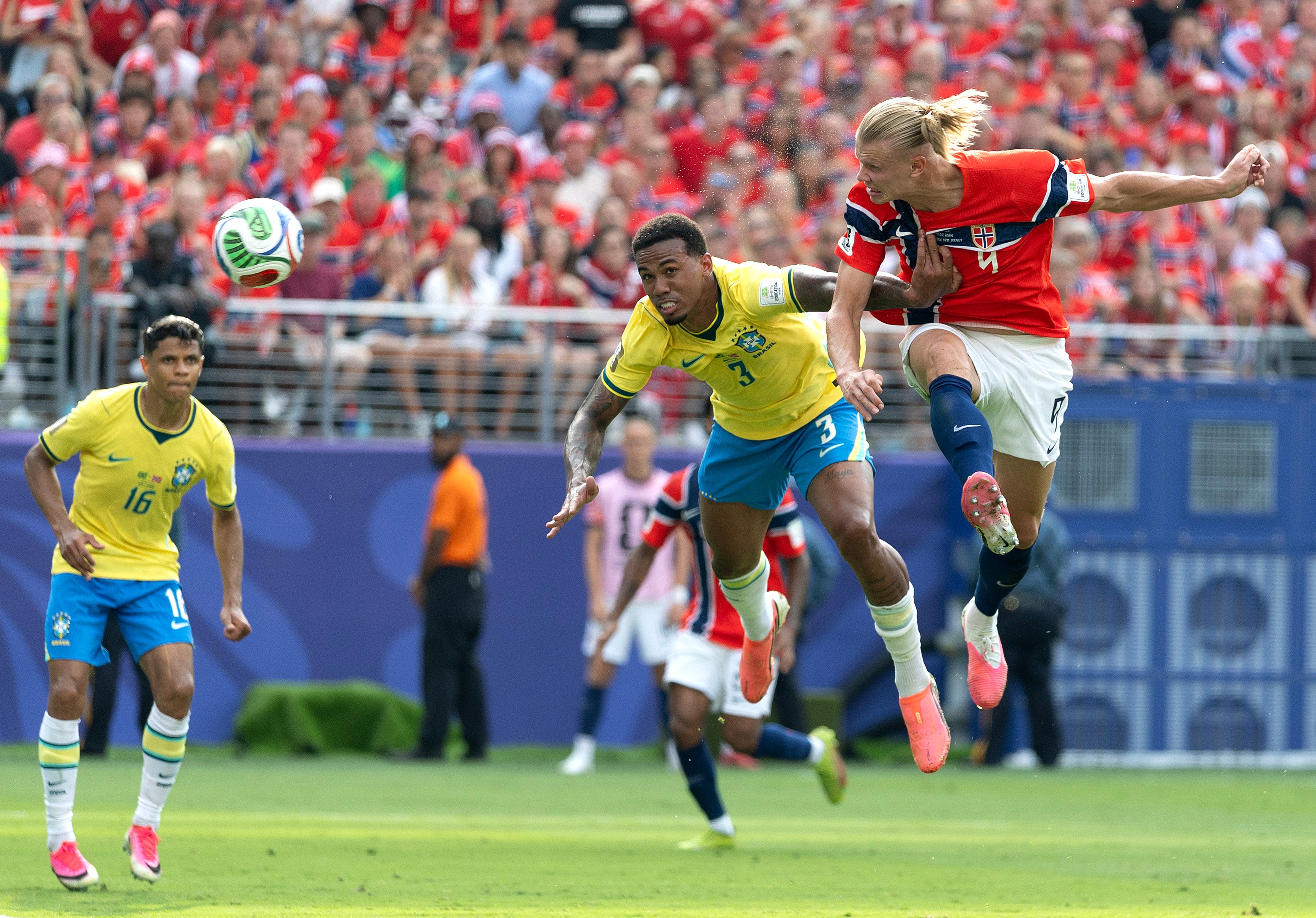 Erling Haaland se impuso a Gabriel en la victoria de Noruega sobre Brasil