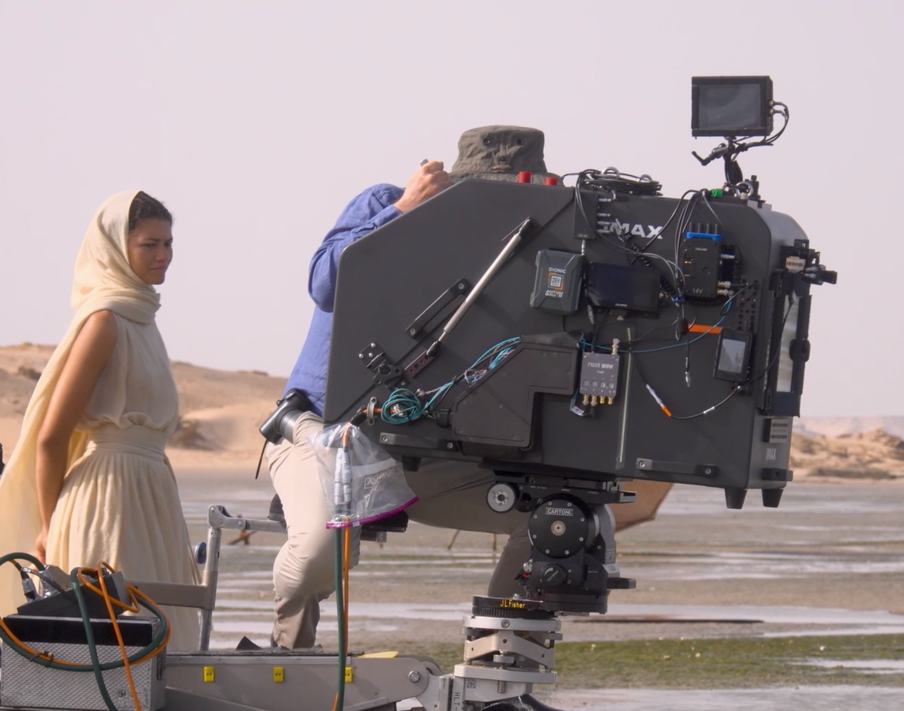 Zendaya, integrante del elenco de ‘La Odisea’, observa una escena mientras la histórica cámara IMAX registra la acción