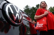 Se desploman ventas de Volkswagen cuando automotriz planea recortar el número de marcas