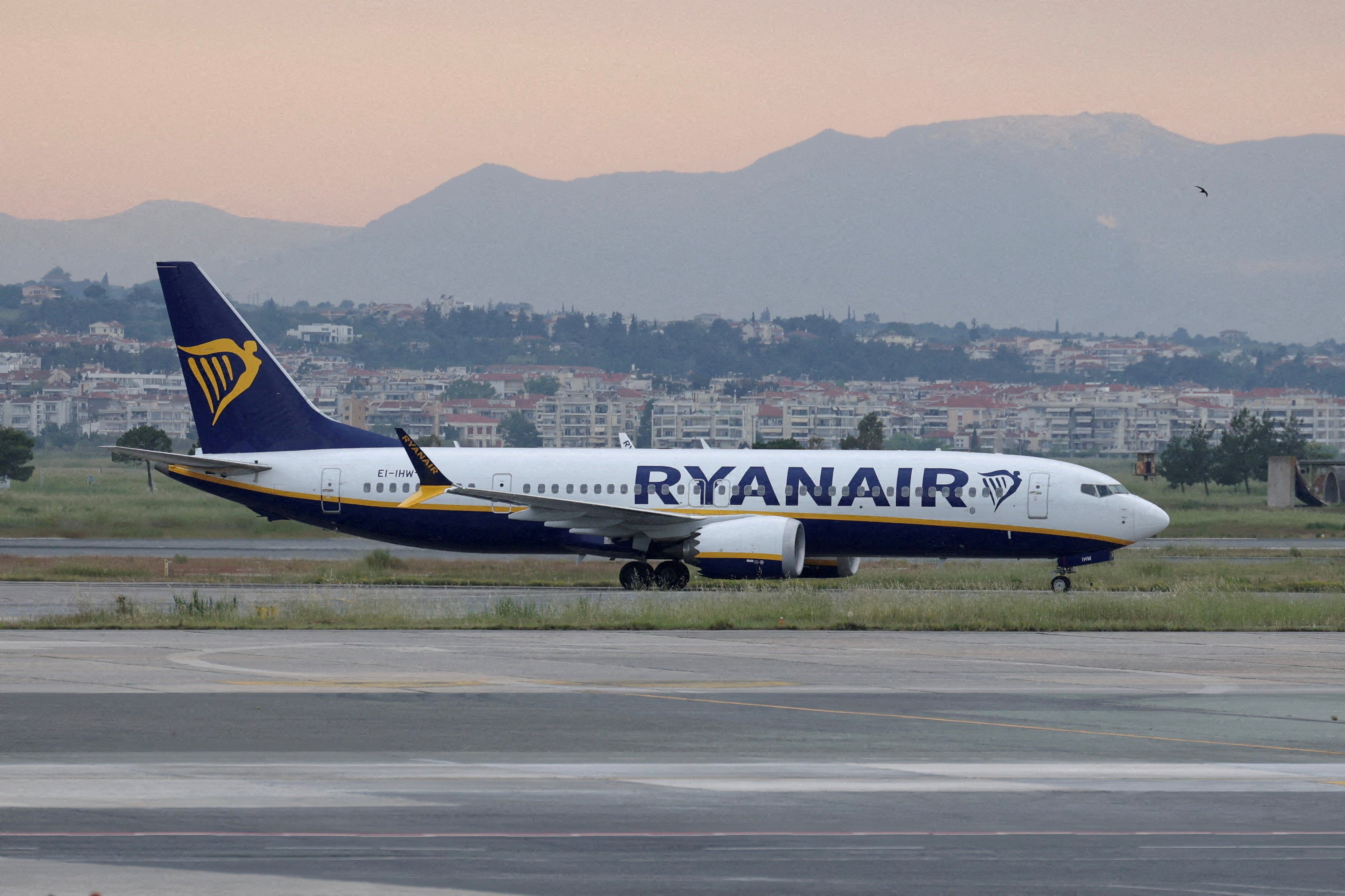 Un avión de Ryanair en la pista del aeropuerto de Macedonia, en Tesalónica, Grecia
