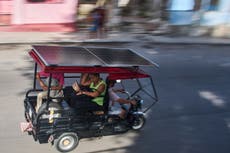 Los triciclos eléctricos desplazan a los automóviles clásicos en las calles de Cuba