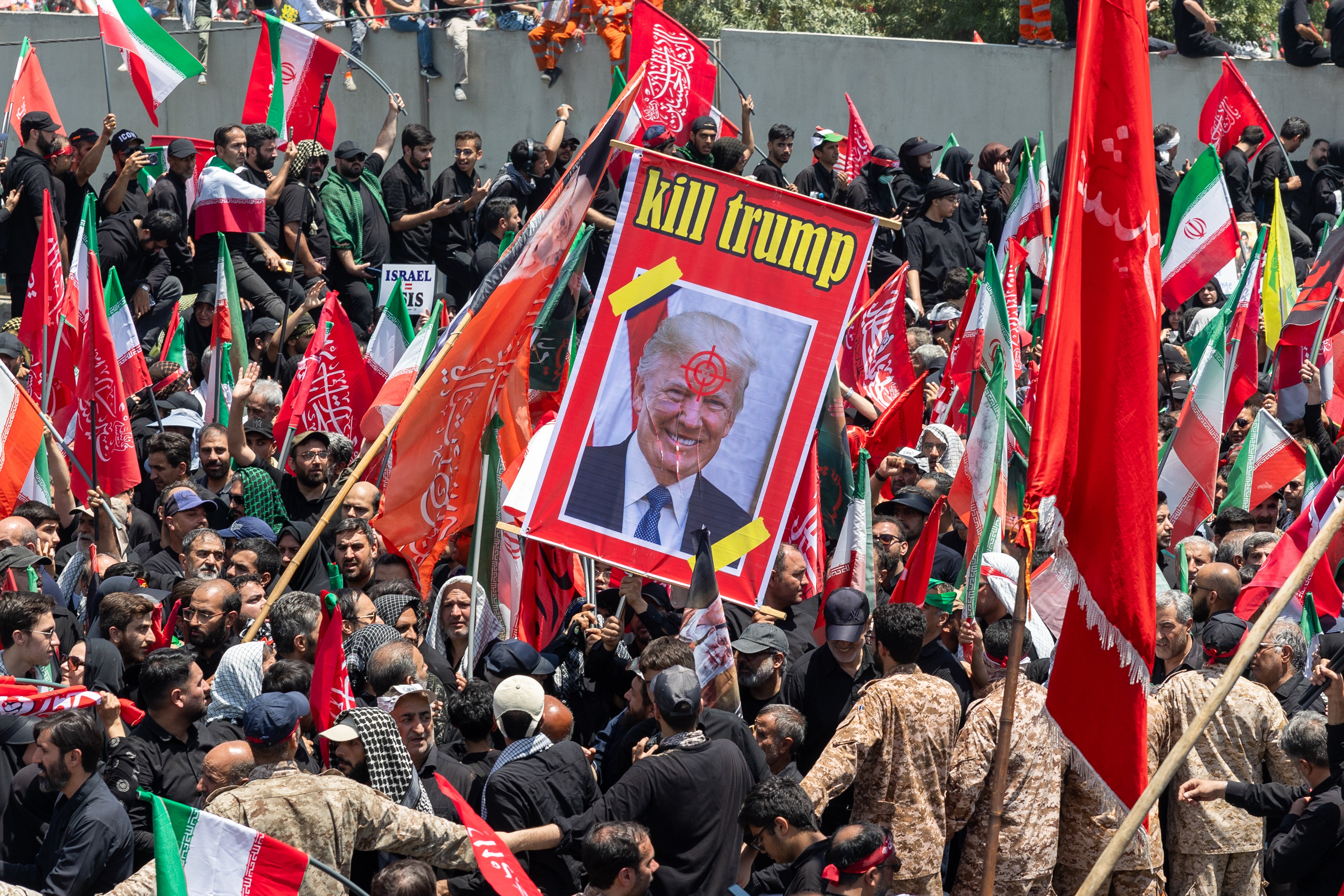 Durante la cumbre de la OTAN en Turquía, Donald Trump aseguró que sigue siendo el "objetivo número uno" de Irán, mientras manifestantes y dolientes prometían represalias por la guerra con Estados Unidos