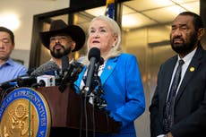 Agente del ICE disparó a inmigrante en Houston por la ventanilla del pasajero, dicen testigos