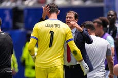 Portero belga Thibaut Courtois sale lesionado del partido de cuartos del Mundial ante España