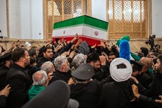 Trump amenaza a Irán tras llamados públicos a matarlo en funeral de Jamenei