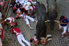 Una participante es corneada en la cara en los encierros de San Fermín en España