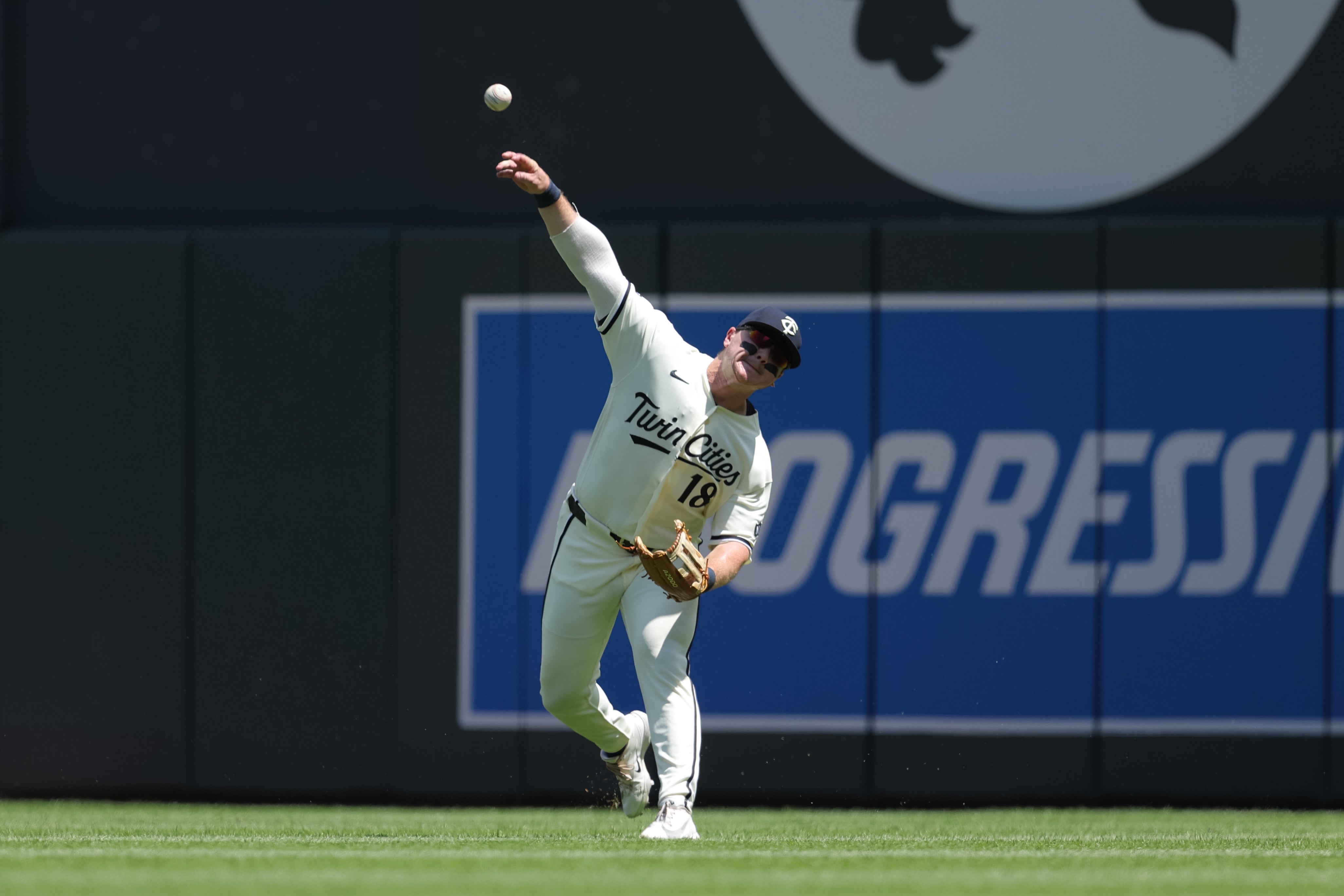 Royce Lewis pega jonrón y doble para guiar a los Mellizos 5-3 sobre los Angelinos