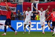 Inglaterra anota ante Noruega tras parecer que el balón golpeó un cable de cámara sobre el campo