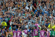 Una foto extraordinaria: el argentino Lautaro Martínez celebra su gol con hinchas en las gradas