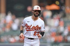 Un pelotazo desata tensión entre Orioles-Reales. Blaze Alexander sufre fractura en la mano