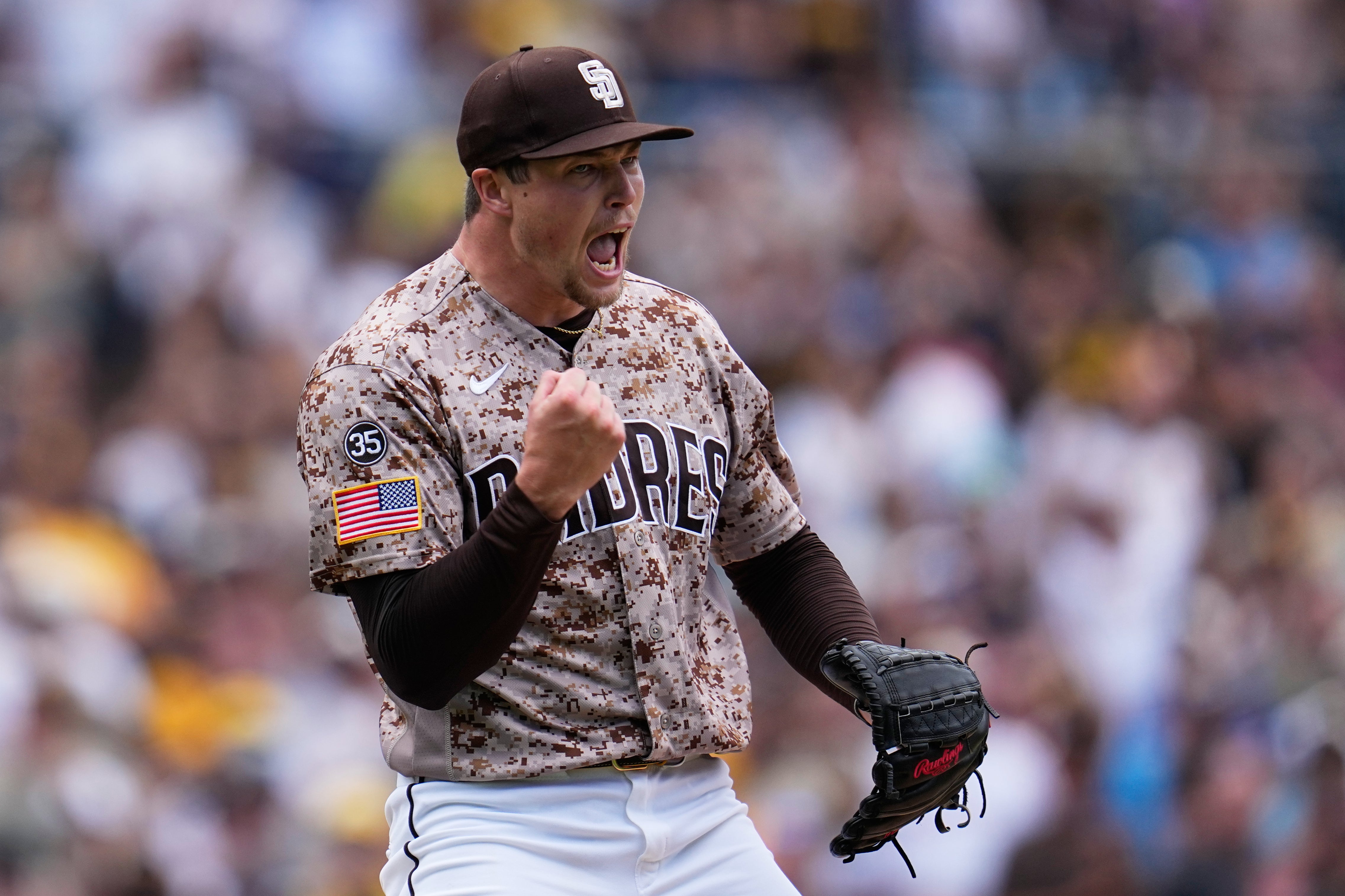 Machado y France lideran una remontada tardía y los Padres vencen 5-4 a Azulejos