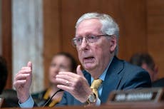 El senador McConnell dice que lo hospitalizaron por una caída y rompe el silencio sobre su salud
