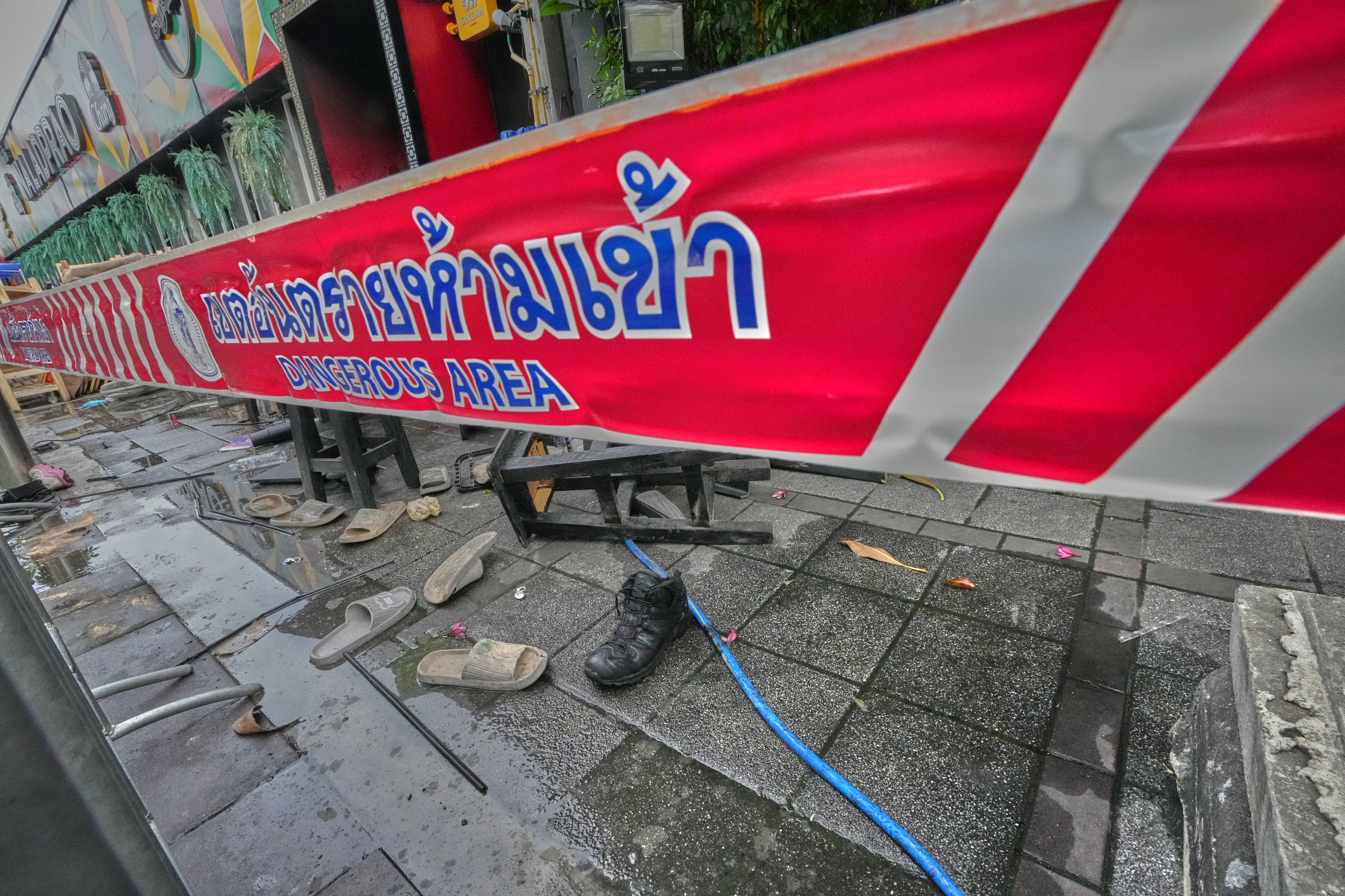 Zapatos quedaron esparcidos frente al bar Rong Beer Na Lat Phrao, en Bangkok, Tailandia, el 13 de julio de 2026