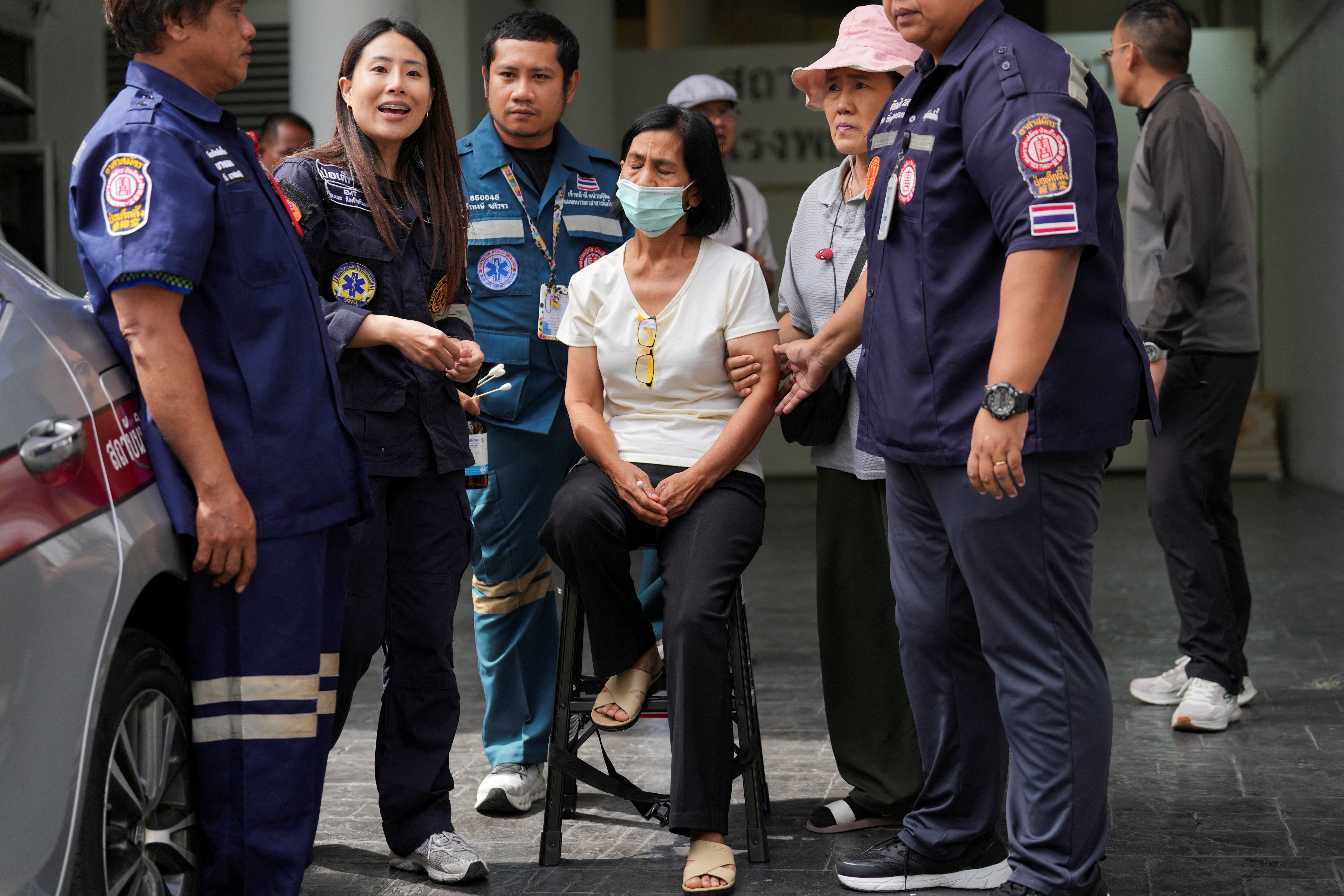 Un familiar reacciona tras identificar el cuerpo de una víctima del incendio en un bar de Bangkok, Tailandia, el 13 de julio de 2026