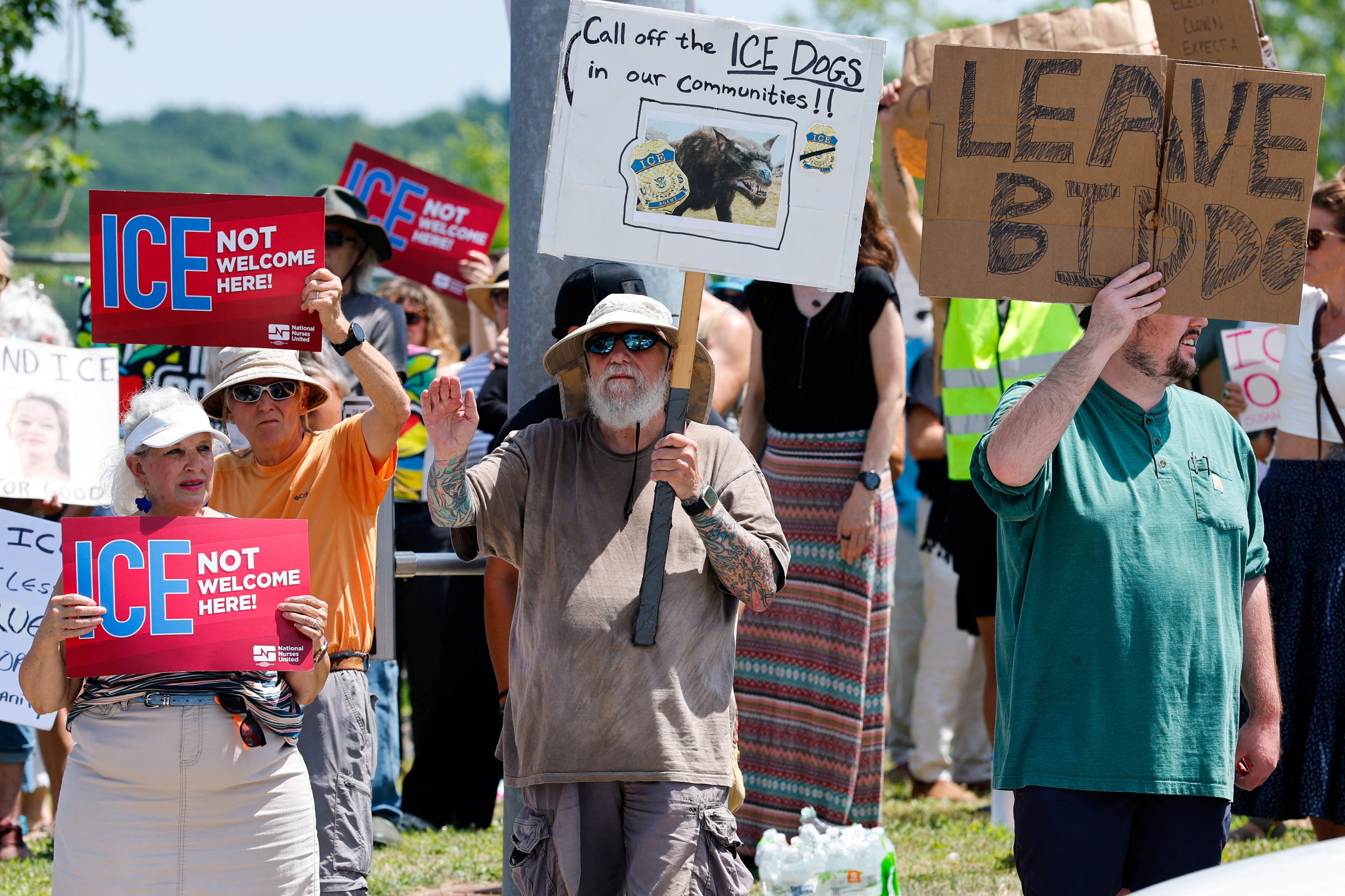 Los manifestantes rodearon el lugar del tiroteo en Biddeford, a unos 24 kilómetros al sur de Portland, mientras las fuerzas de seguridad estatales y federales llegan en masa a la ciudad