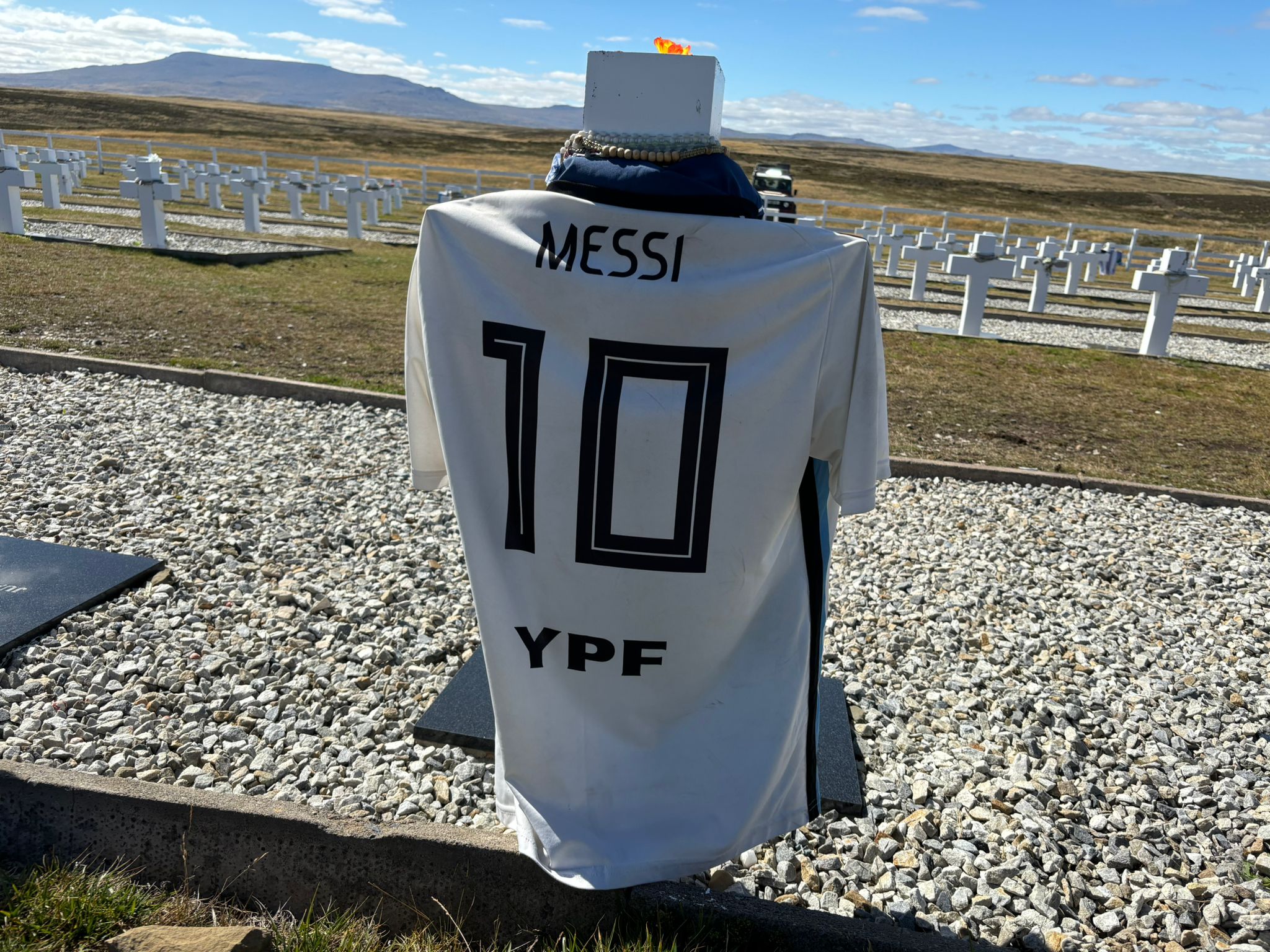 Cruces dedicadas a conscriptos de 15 años que murieron en la guerra de las Malvinas de 1982 están cubiertas con camisetas de la selección argentina