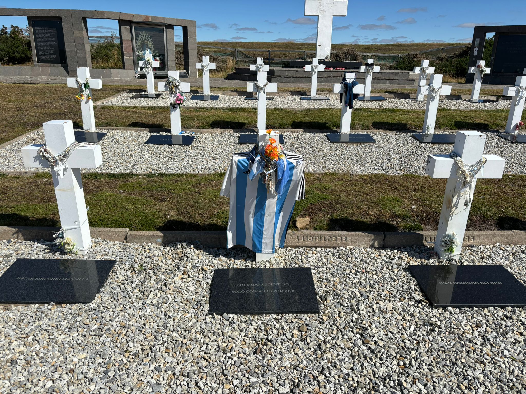 El cementerio argentino en las Islas Malvinas ha sido descrito como "uno de los lugares más tristes que se pueden visitar"